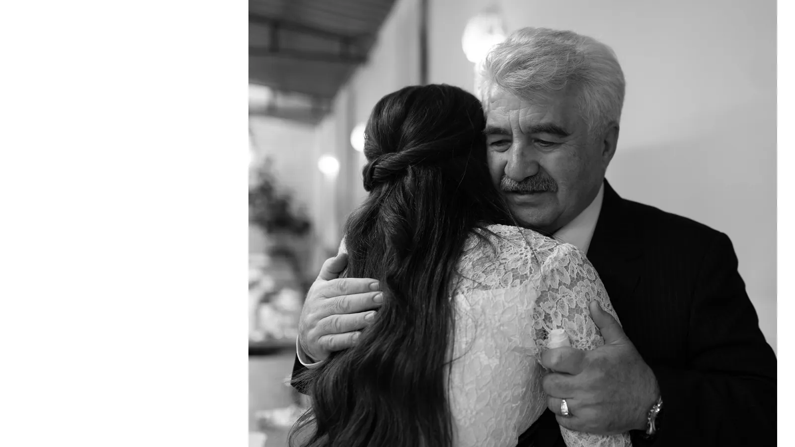 لحظه احساسی پدر و عروس به سبک سیاه و سفید